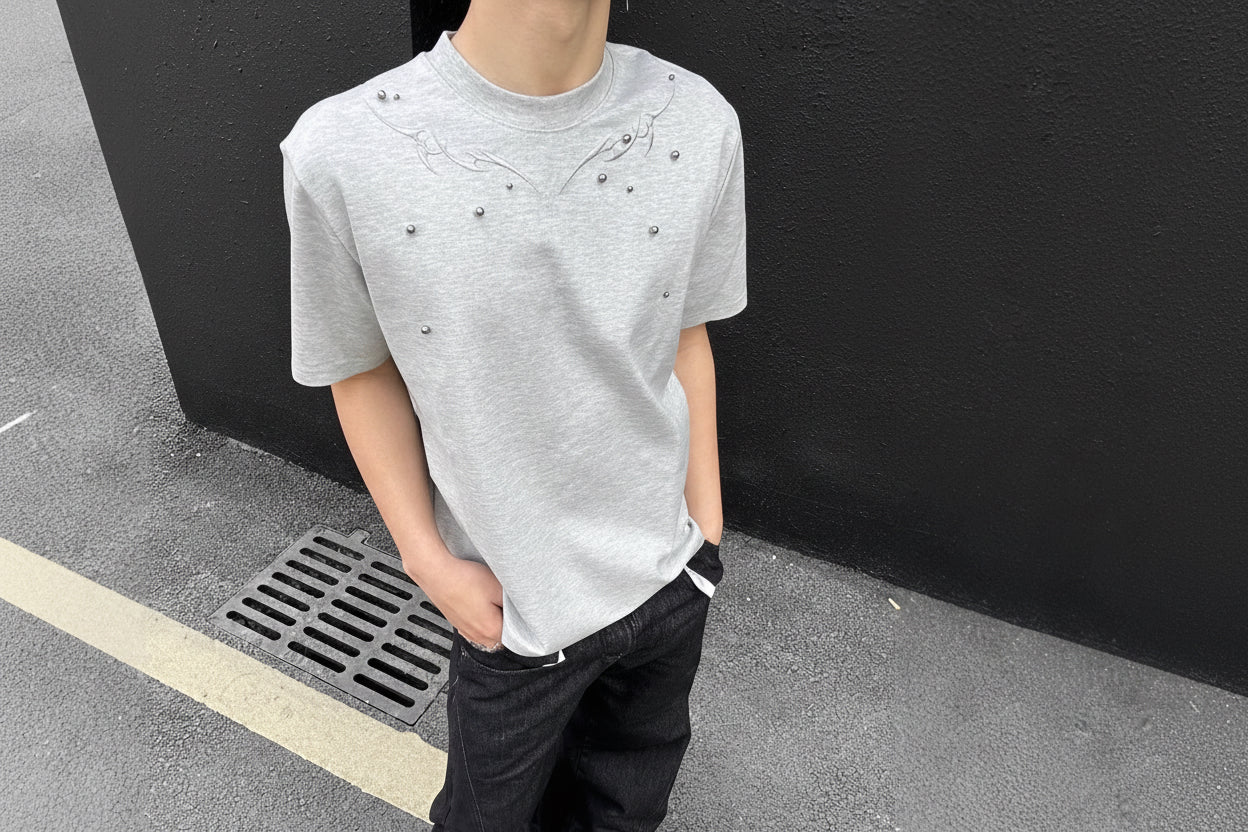 Camiseta con remaches bordados