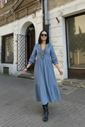 Vestido holgado de cintura alta con cuello en V y volantes a rayas