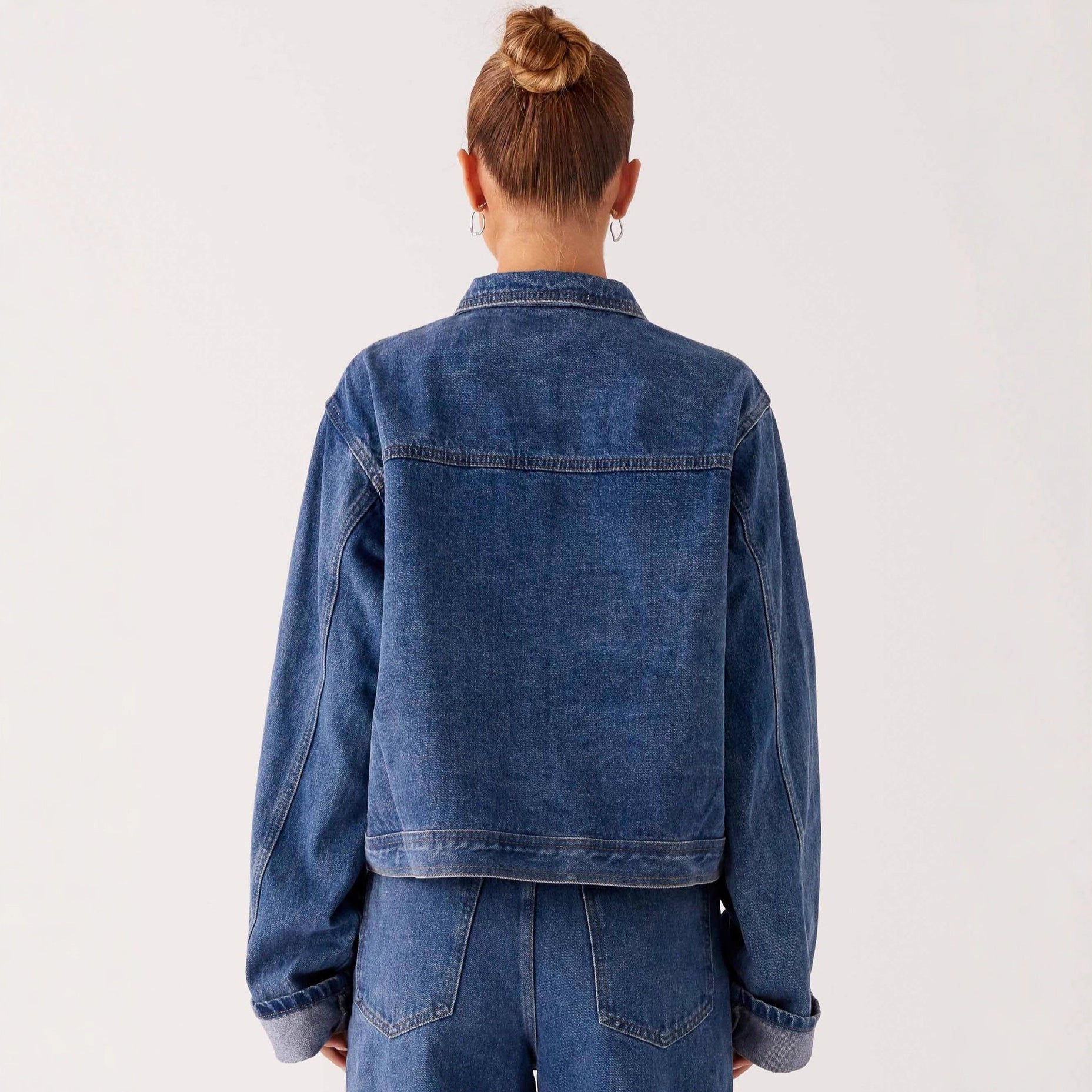 Chaqueta vaquera informal con cuello vuelto y mangas largas